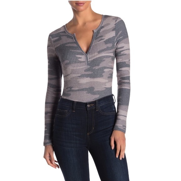 NWT SOCIALITE Split V-Neck Waffle Knit Bodysuit - Small - Picture 1 of 3